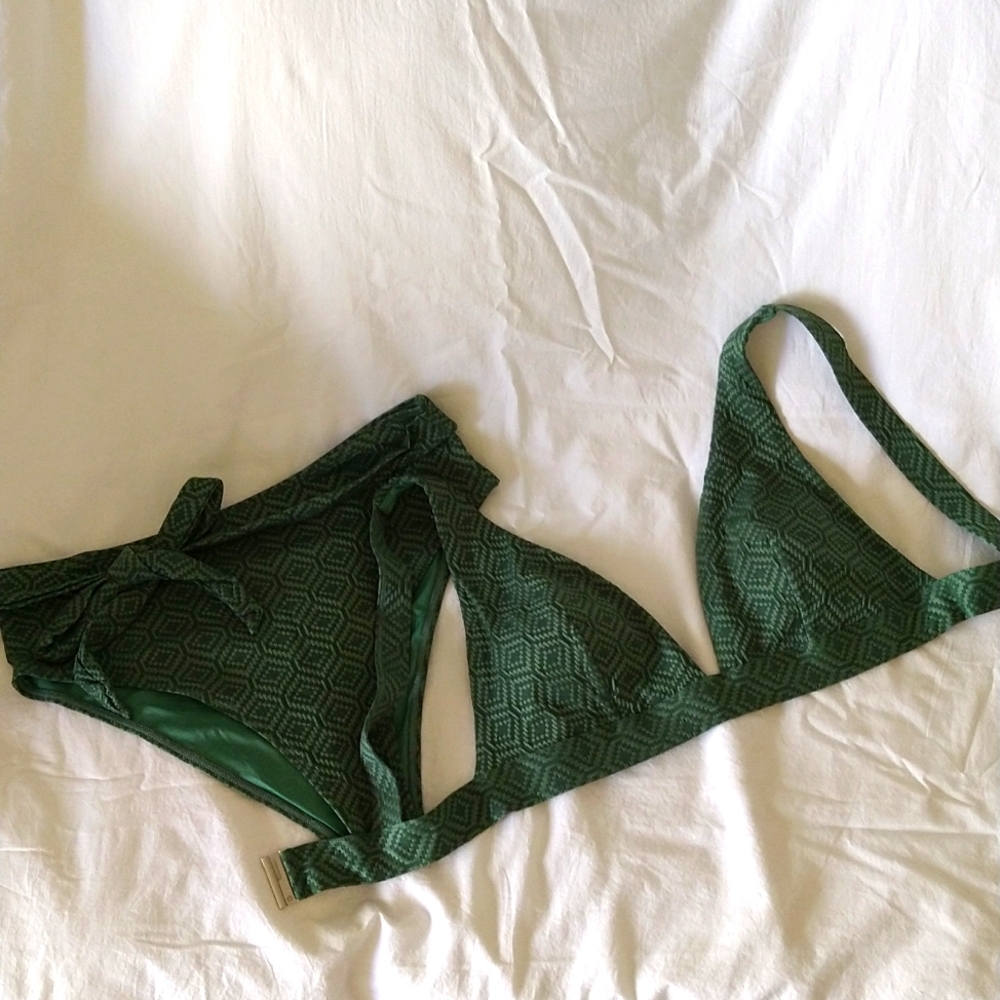 Cup she Armani green bikini